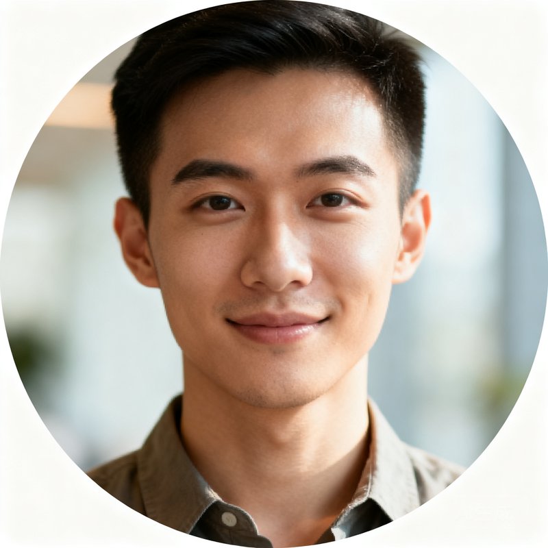 运营总监陈志辉圆形头像，穿着休闲衬衫的年轻男性